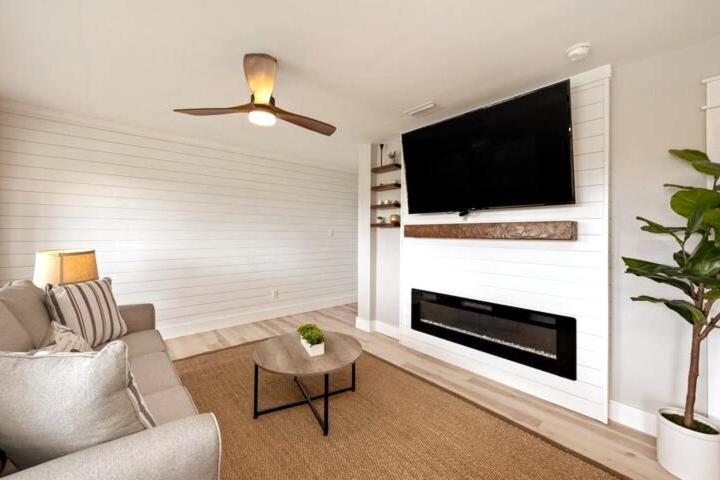 So Fire So Good 3 Comm Pools Lakeview Fireplace 德斯廷 外观 照片